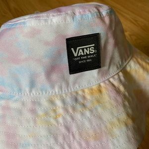 BRAND NEW VANS BUCKET HAT!